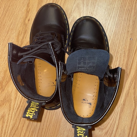 Dr martens black leather still has leather smell pet free smoke free home - Picture 6 of 6